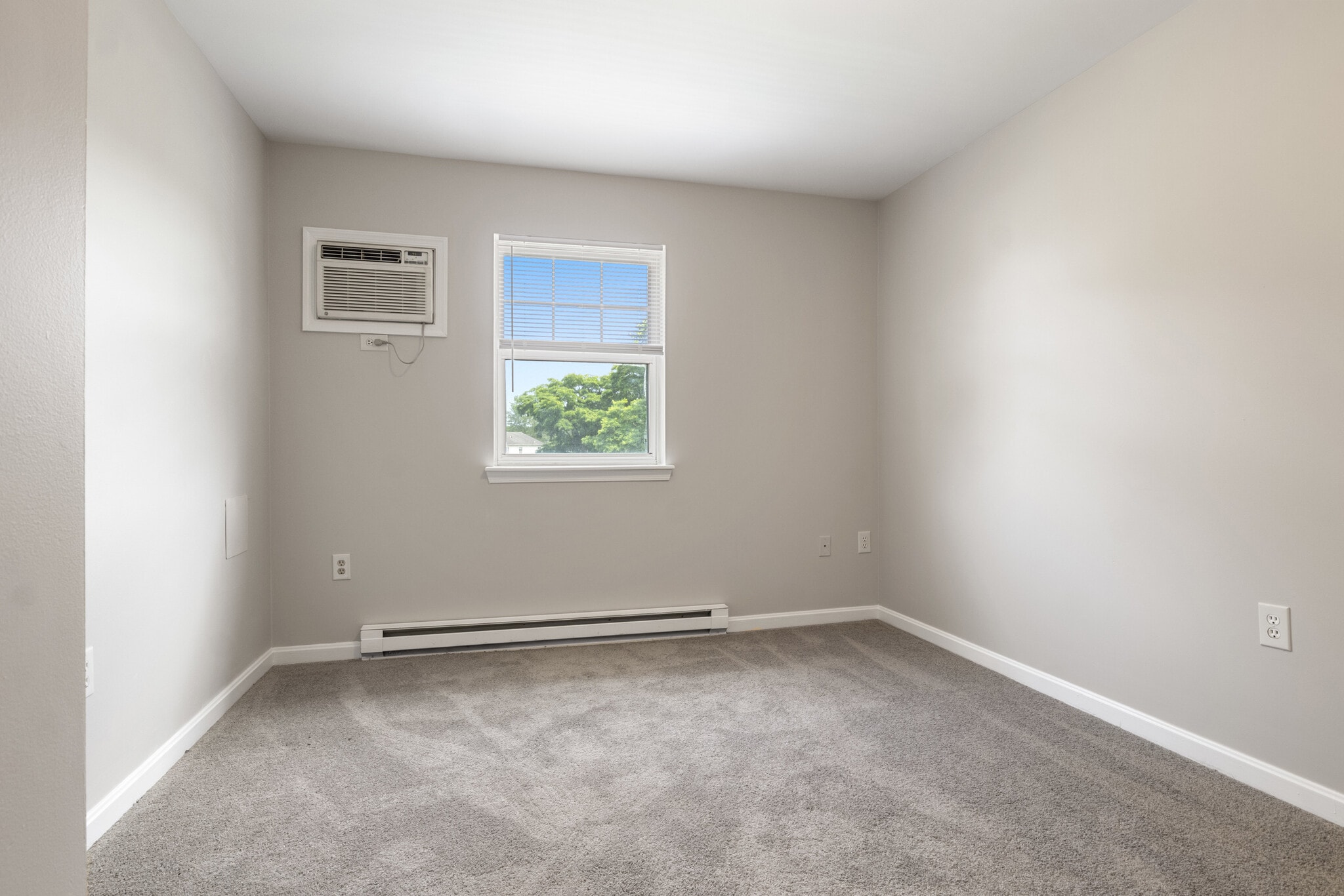 Building Photo - 2957 Solar Dr