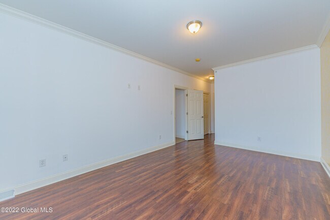 Building Photo - 502 Valley Pointe Dr