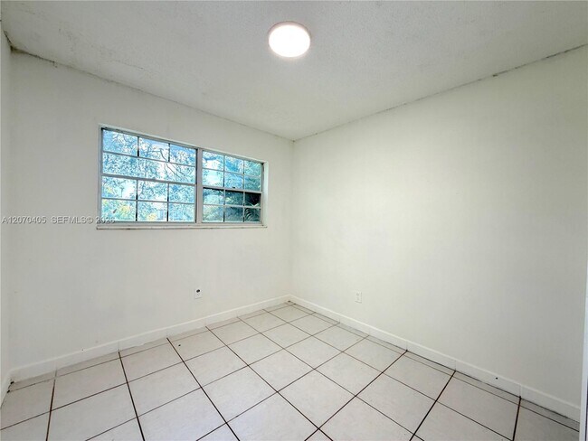 Building Photo - 9850 W Heather Ln