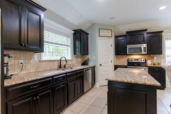 Building Photo - Spacious & Stylish 4BD/2BA Home in Valdost...