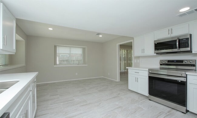 Building Photo - 833 Lakeview Dr