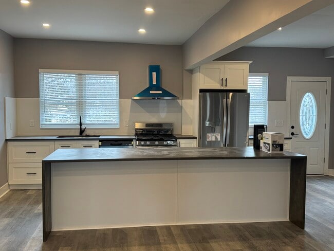 Building Photo - 3374 Webster Ave