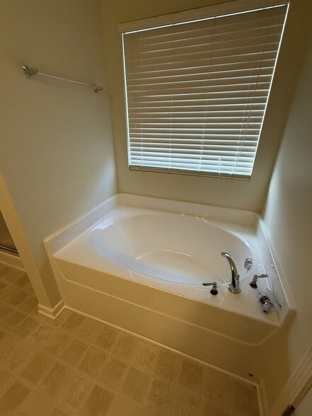 Building Photo - 1629 Robindale Dr