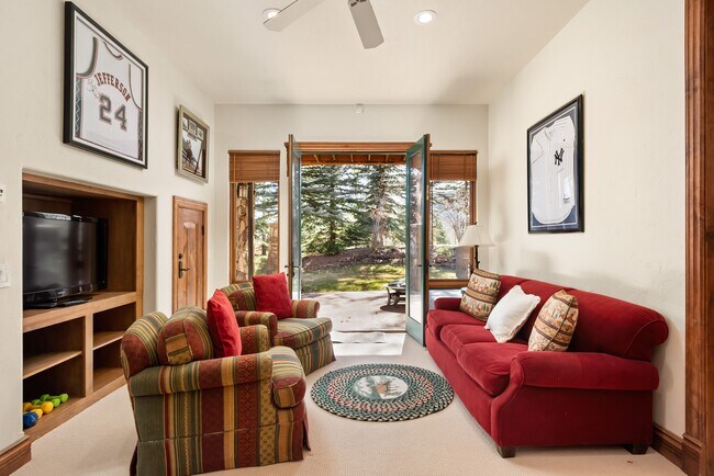 Building Photo - 875 Horse Ranch Dr