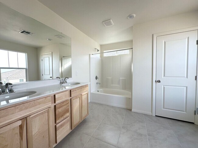 Building Photo - Beautiful and well-maintained home