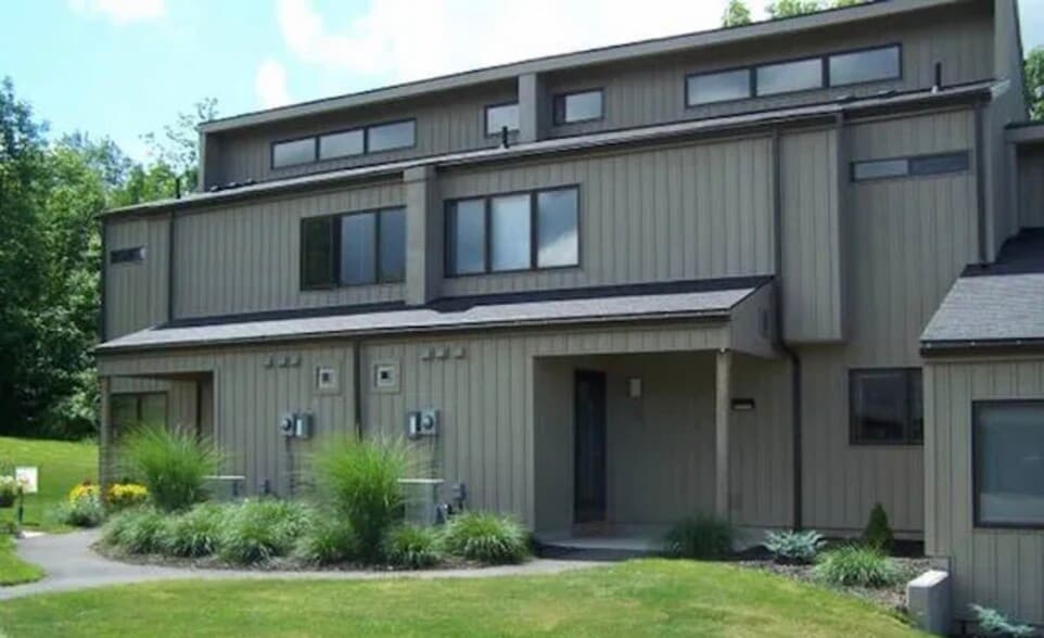Building Photo - 1049 Danby Rd