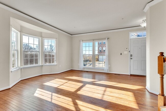 Building Photo - Charming 3 BR + Den Townhouse available now