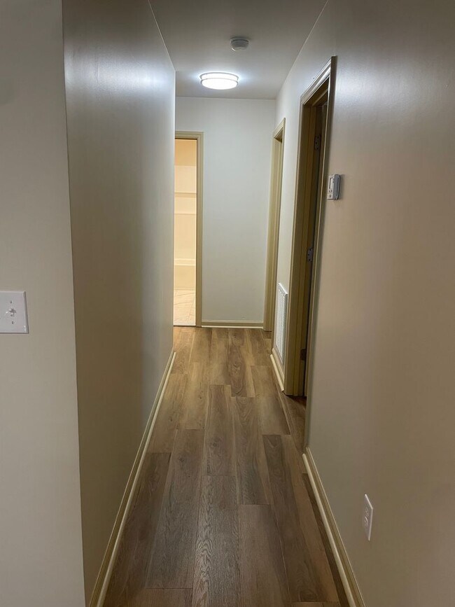 Building Photo - 1305