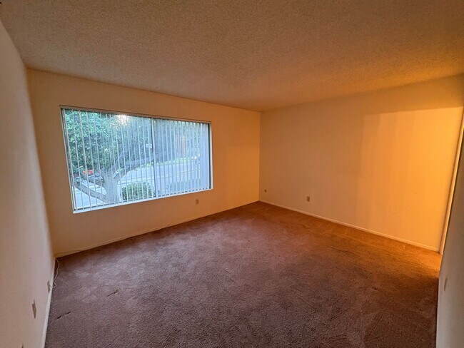 Building Photo - Villa Martinique Town Home!