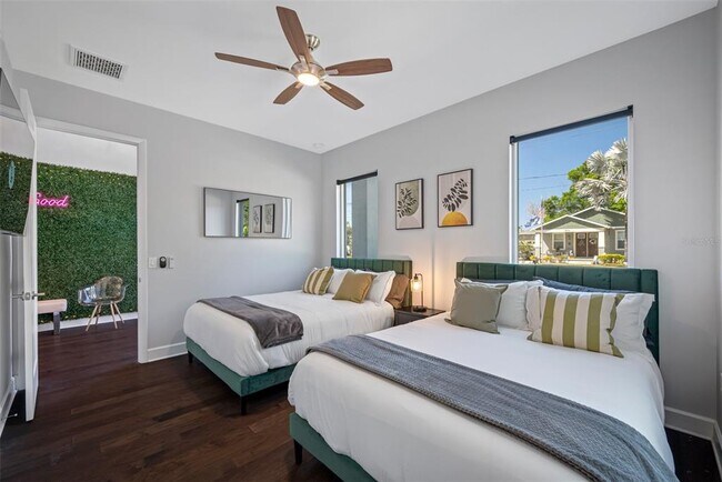 Building Photo - 902 W Plymouth St