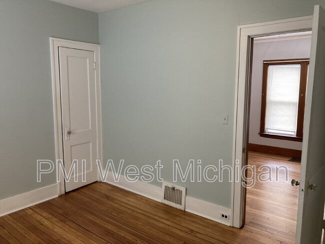 Building Photo - 337 Cedar St NE