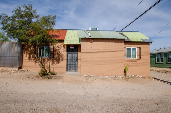 Building Photo - Newly Remodeled Home Near University of Arizona!