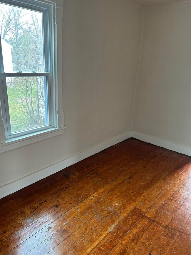 Building Photo - 2 Bedroom House