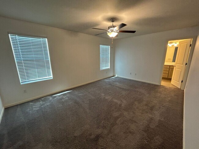 Building Photo - Spacious 5 Bedroom 4 Bathroom in Tulare!!