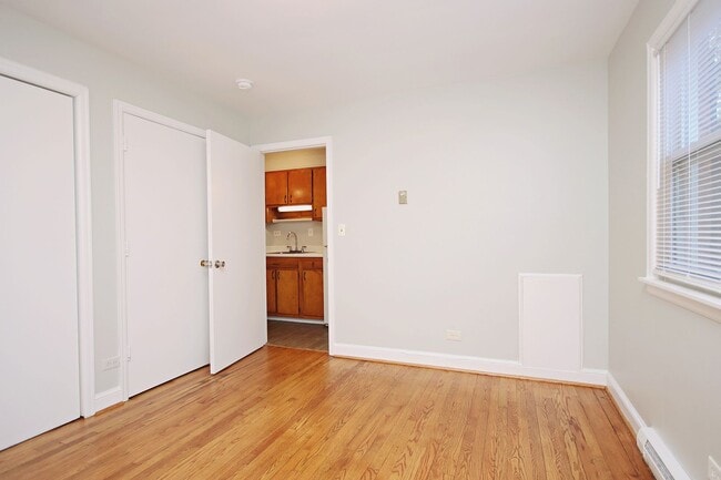 Building Photo - Student-Friendly Ivy Rd Apartment Near Foods of All Nations