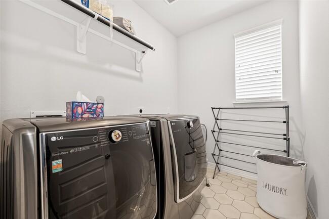 Building Photo - 6638 Albany Forest Ct