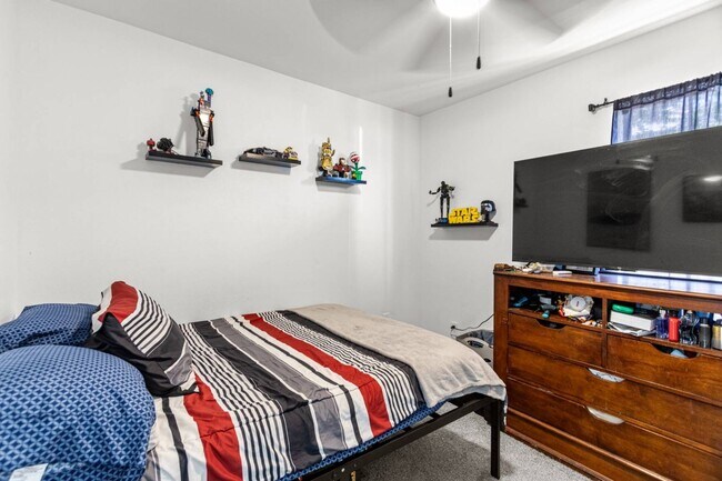 Building Photo - 4 bed 3 bath