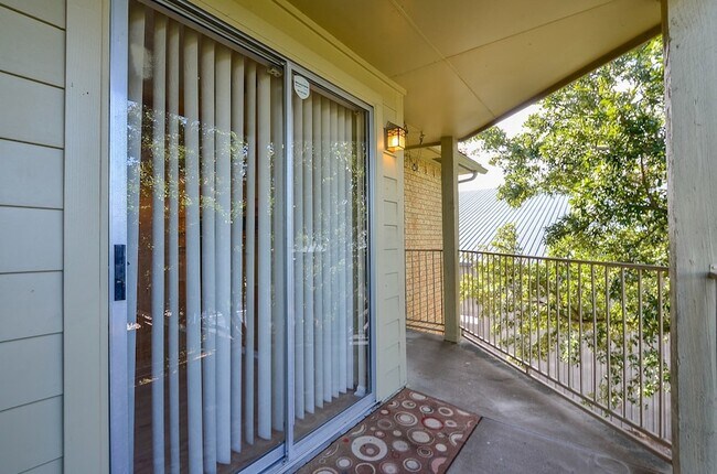 Building Photo - 11201 Lynbrook Dr