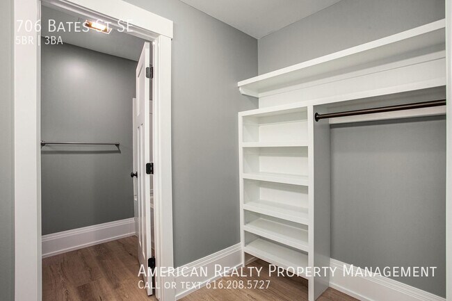 Building Photo - 706 Bates St SE