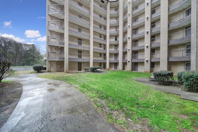 Building Photo - Lovely Two Bed Two Full Bath Condo in Fort...