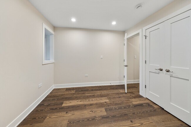 Building Photo - Garden unit: Renovated 3 bed in Logan Square - Now Leasing!