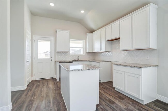 Building Photo - HUGE LOT! 1 Story, 3 Bedroom, 2 Bath