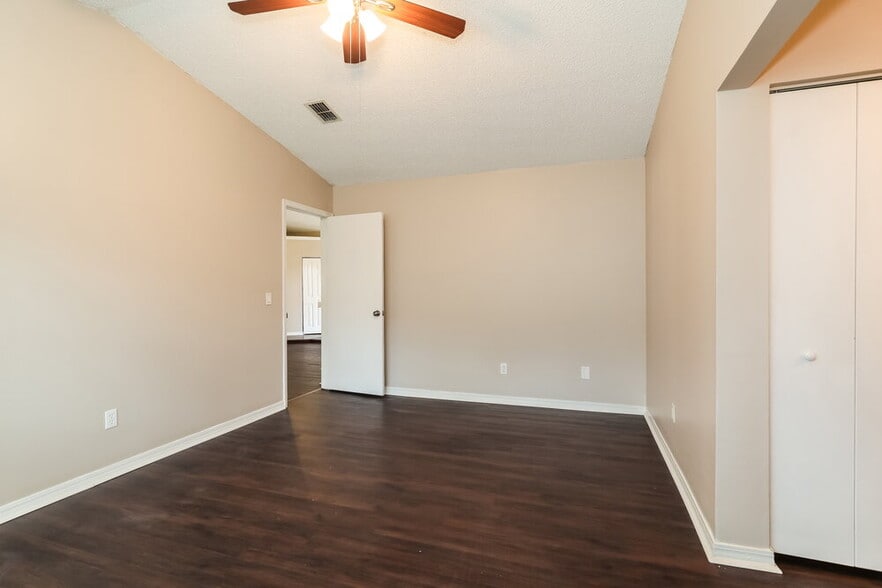 Building Photo - 1863 Sherwood Dr