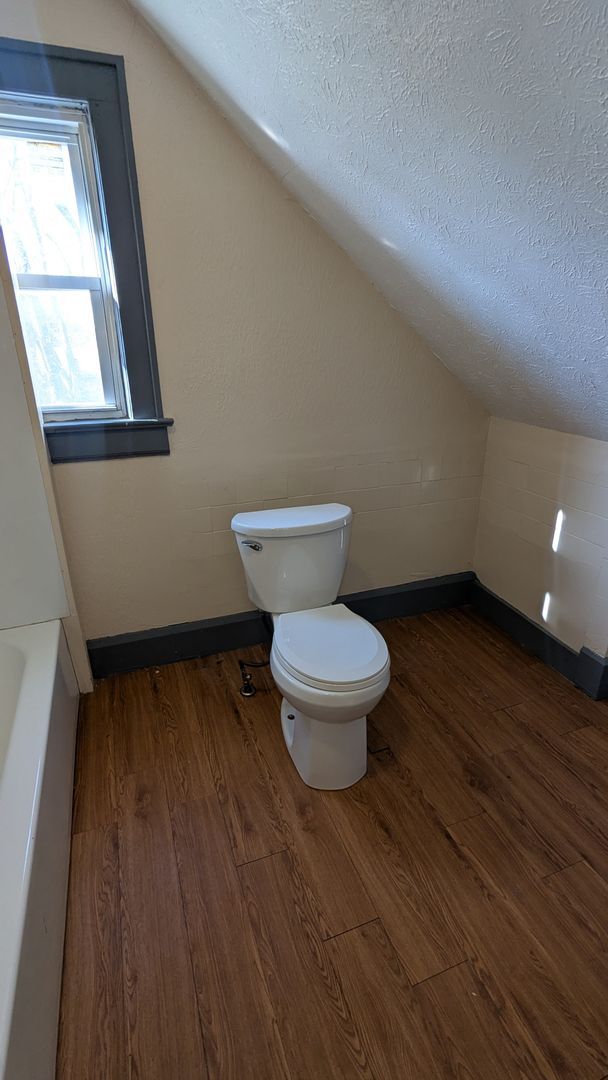 Building Photo - 3-Bedroom, 1-Bathroom Single Family Home for Rent in Akron, Ohio