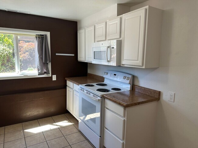 Building Photo - Updated 4 bedroom 2 bath house in Eugene!