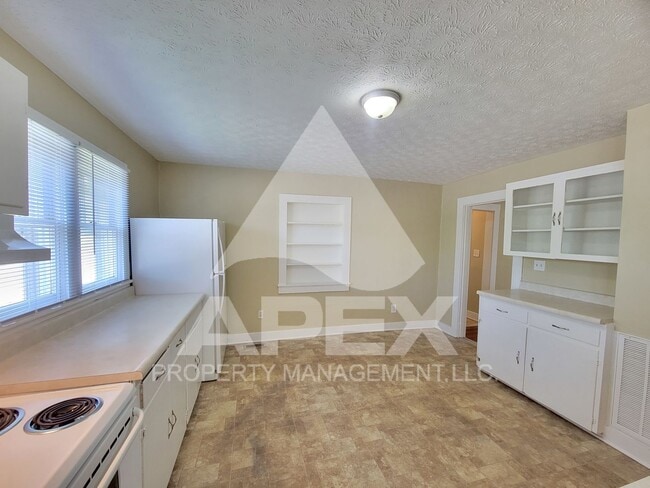 Building Photo - Cute 2 Bd - 1 Ba Single Family Home w/Gara...