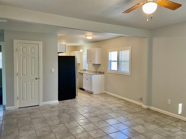 Building Photo - Renovated 2bdrm, 1 bath house