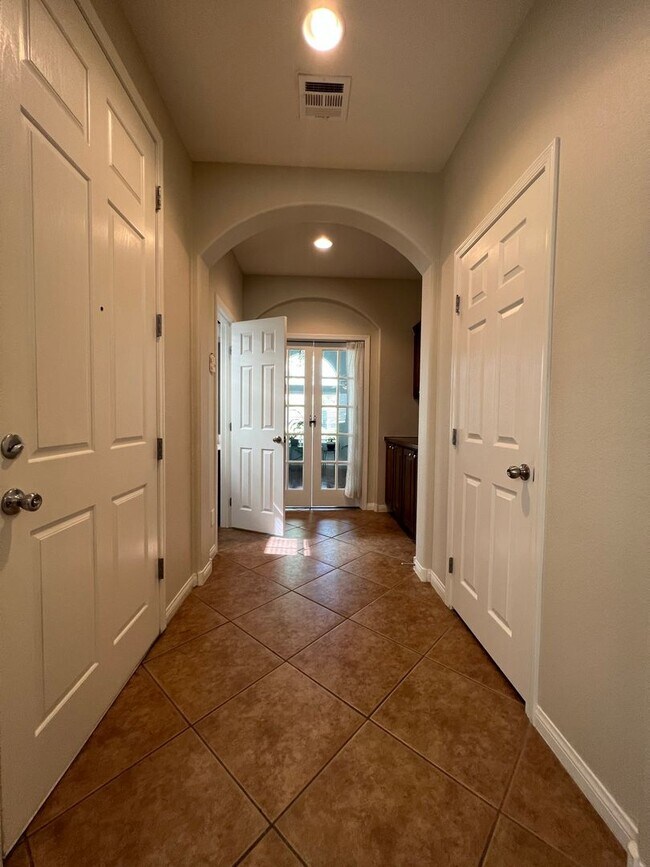 Building Photo - ABSOLUTELY AMAZING! Large 4 bedroom 2 stor...