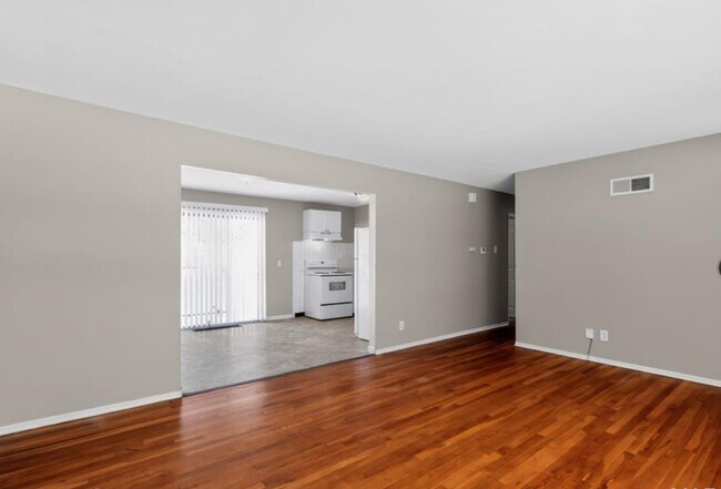 Building Photo - 296 Meadowcrest Dr