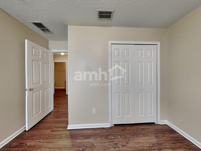 Building Photo - 1211 Spring Creek Ct