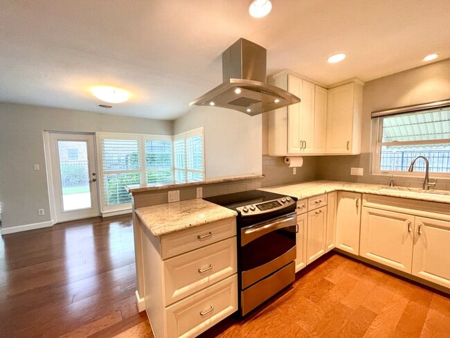 Building Photo - 6 month lease- AVAIL IN AUGUST- Immaculate...