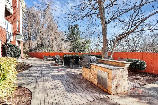 Building Photo - 105 S Summit Ave