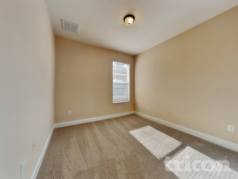 Building Photo - 922 Larwood Pine Dr