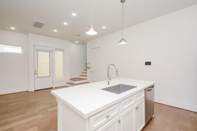 Building Photo - 310 Cyclamen St