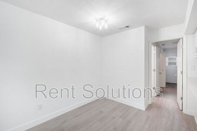 Building Photo - 4928 W Gandy Blvd