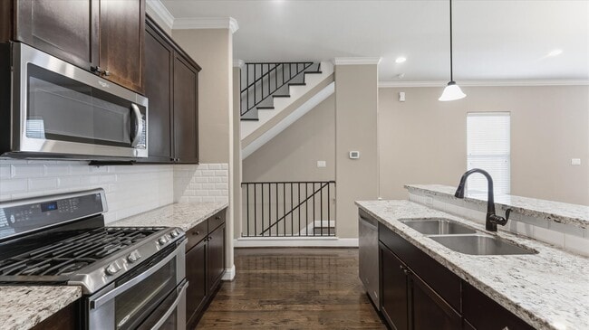 Building Photo - 922 W 20th St