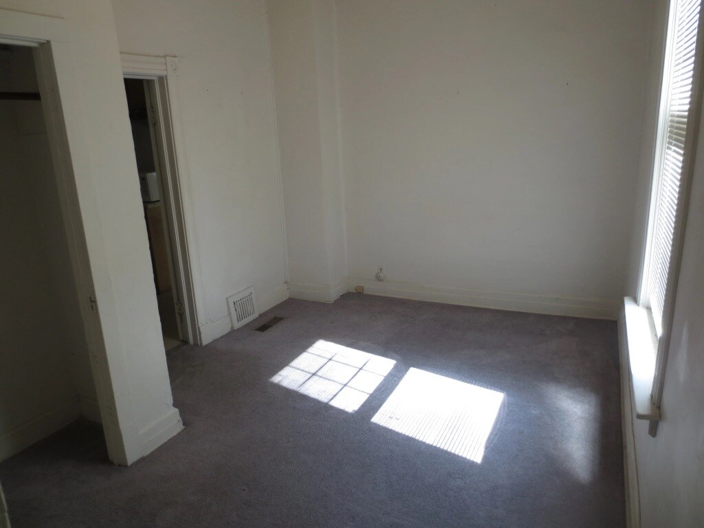 1BR - 1825 W Addison St