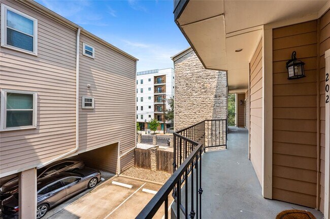 Building Photo - 2414 Longview St