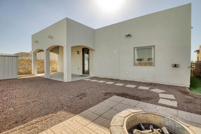 Building Photo - Beautiful East side House