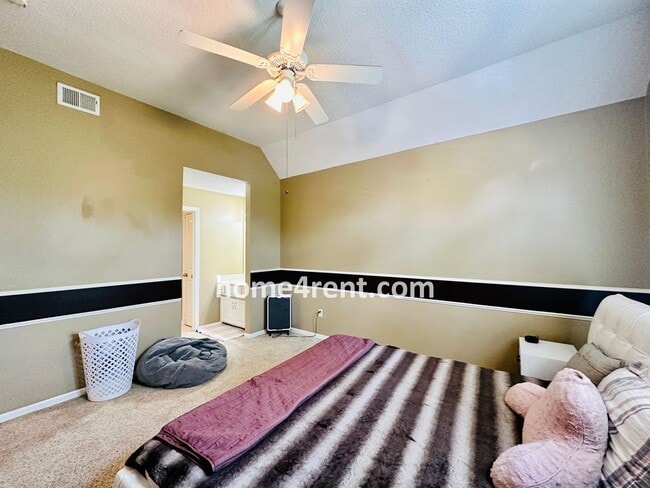 Building Photo - Beautiful Four Bedroom Home in a Quiet Neighborhood w/ an Updated Kitchen, Wood Floors, and a Fin...