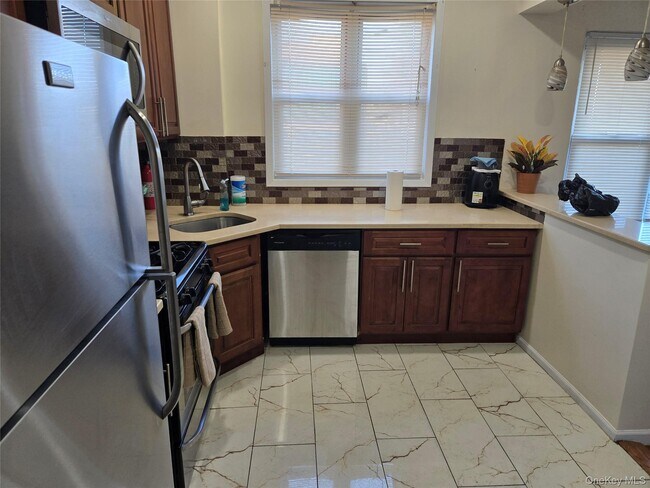 Building Photo - 1170 E 95th St