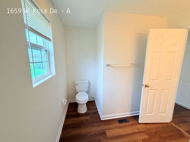 Building Photo - 1659 W Kole Dr