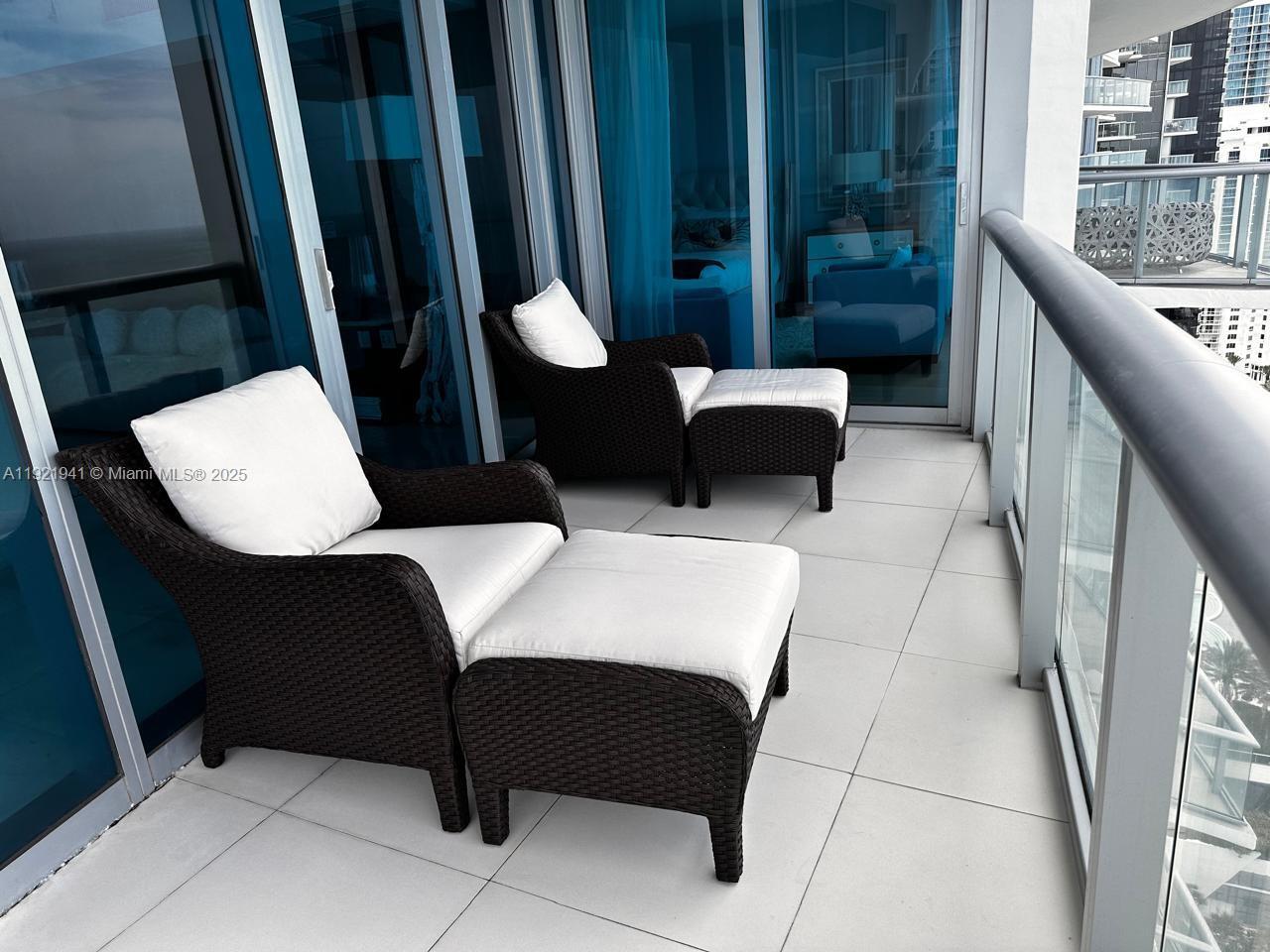 Building Photo - 17001 Collins Ave