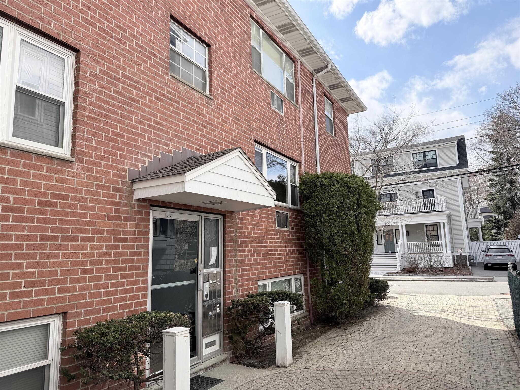 Building Photo - 122 Trowbridge St