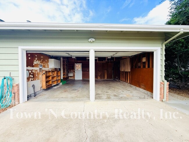 Building Photo - 3 Bedroom South Salinas Home!