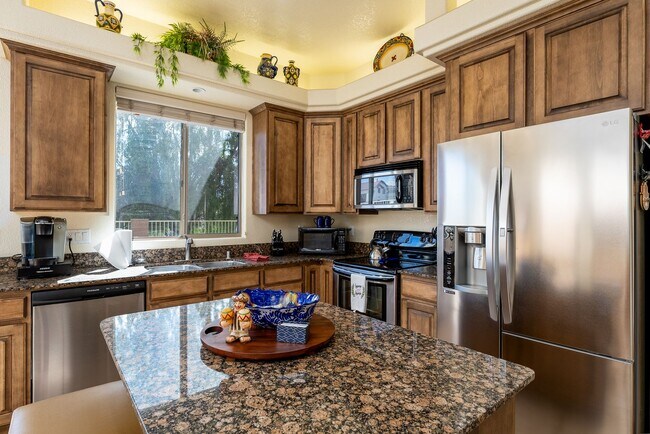 Building Photo - Gated Community 2 Bed/2 Bath Condo Furnished Long term Boat deep garage
